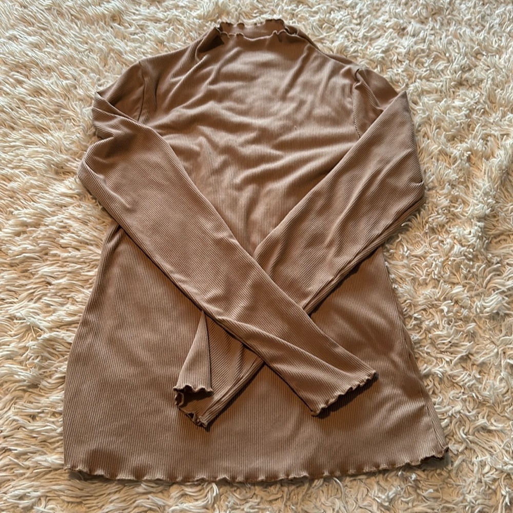 Elloh Scalloped Edge Mock Turtleneck, NWOT, size M.